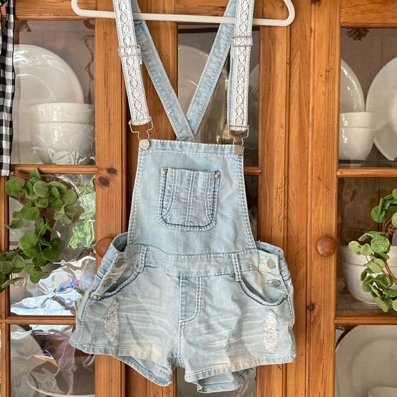 Almost Famous Juniors Light Wash Distressed Lace Short Overalls Juniors Sz 13 - Picture 1 of 14